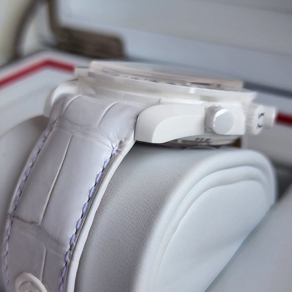 NEW OMEGA SPEEDMASTER WHITE SIDE OF THE MOON 44.25 CERAMIC WHITE CHRONO Co-Axial - Picture 9 of 15
